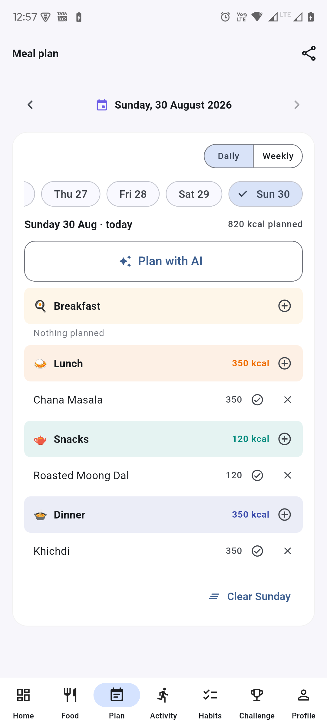 The meal plan for a Sunday showing 820 kcal planned, with Chana Masala for lunch, Roasted Moong Dal for snacks and Khichdi for dinner, day chips across the week and a Plan with AI button